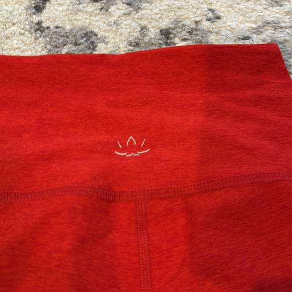 NWOT BEYOND YOGA RED MIDI LEGGINGS. SMALL - Picture 4 of 4